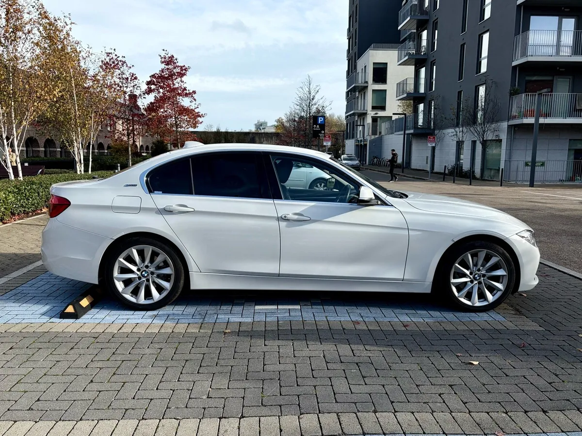 BMW 330e Plug-In Hybrid Luxury Trim - Image 3