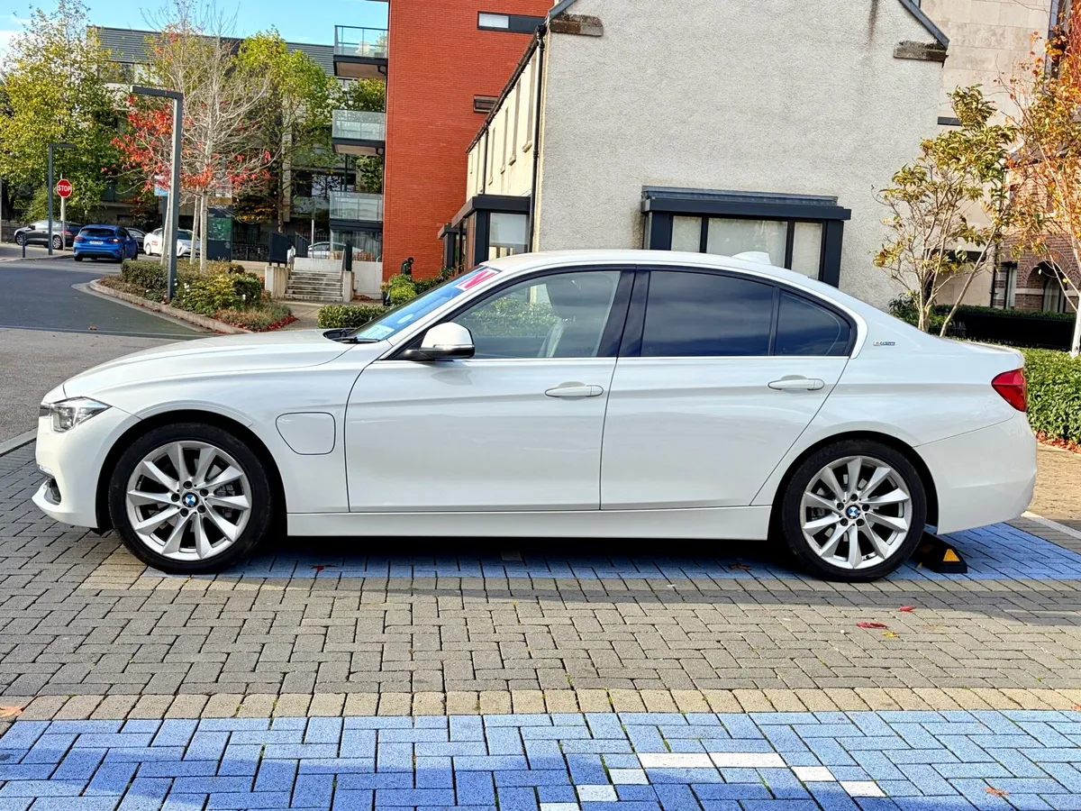 BMW 330e Plug-In Hybrid Luxury Trim - Image 4