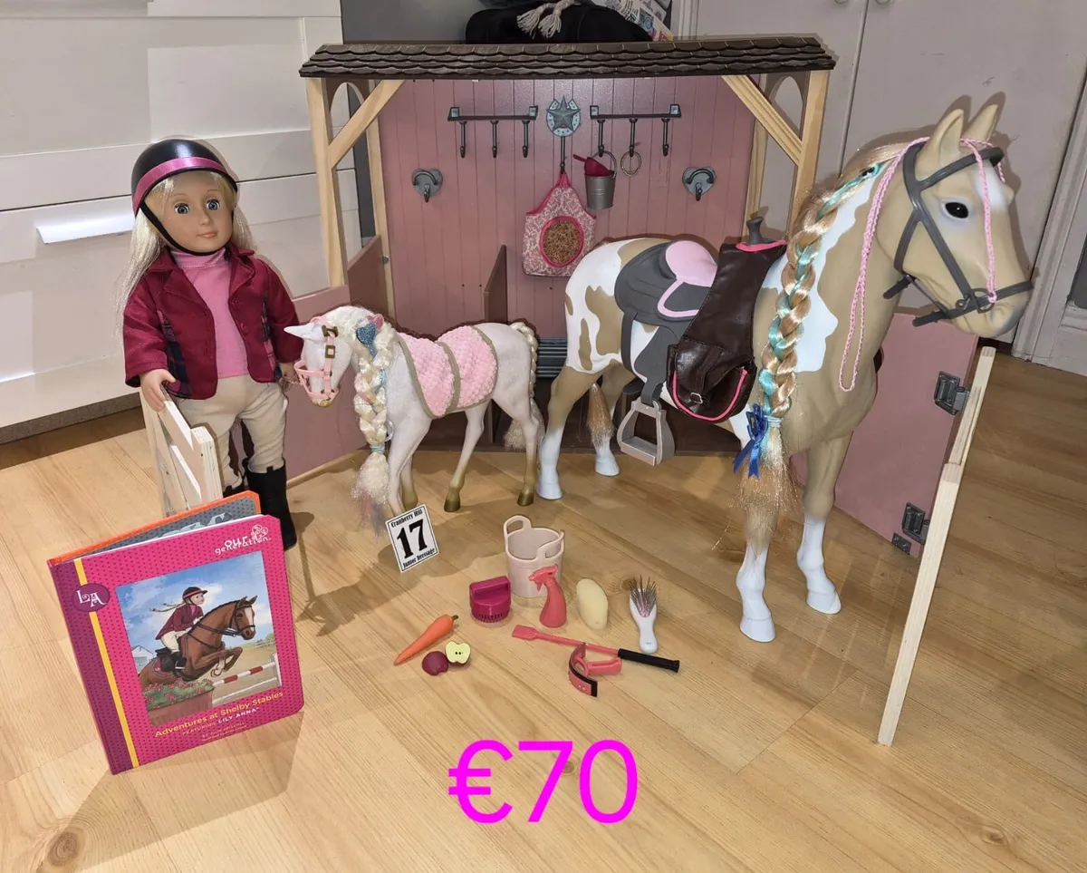 Dolls stable set