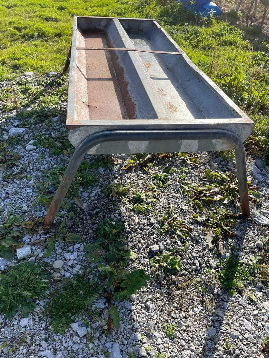 Circular Feeder and Troughs - Image 1