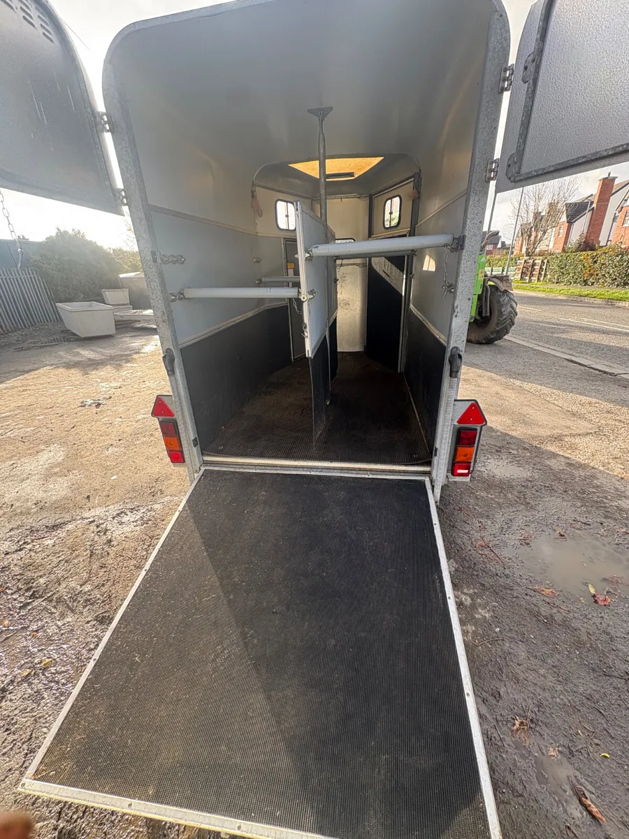 Ifor Williams 505 classic horse box - Image 1