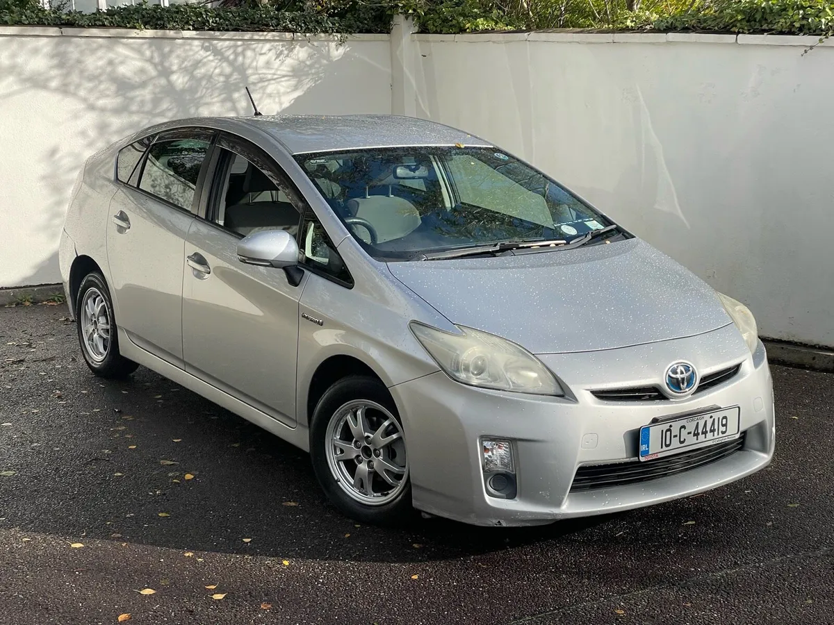 Toyota Prius *V LOW KILOMETRES* - Image 1