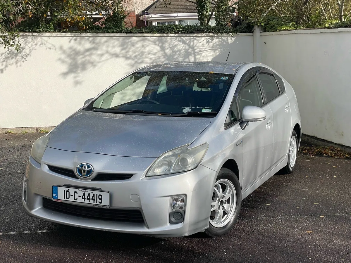 Toyota Prius *V LOW KILOMETRES* - Image 2