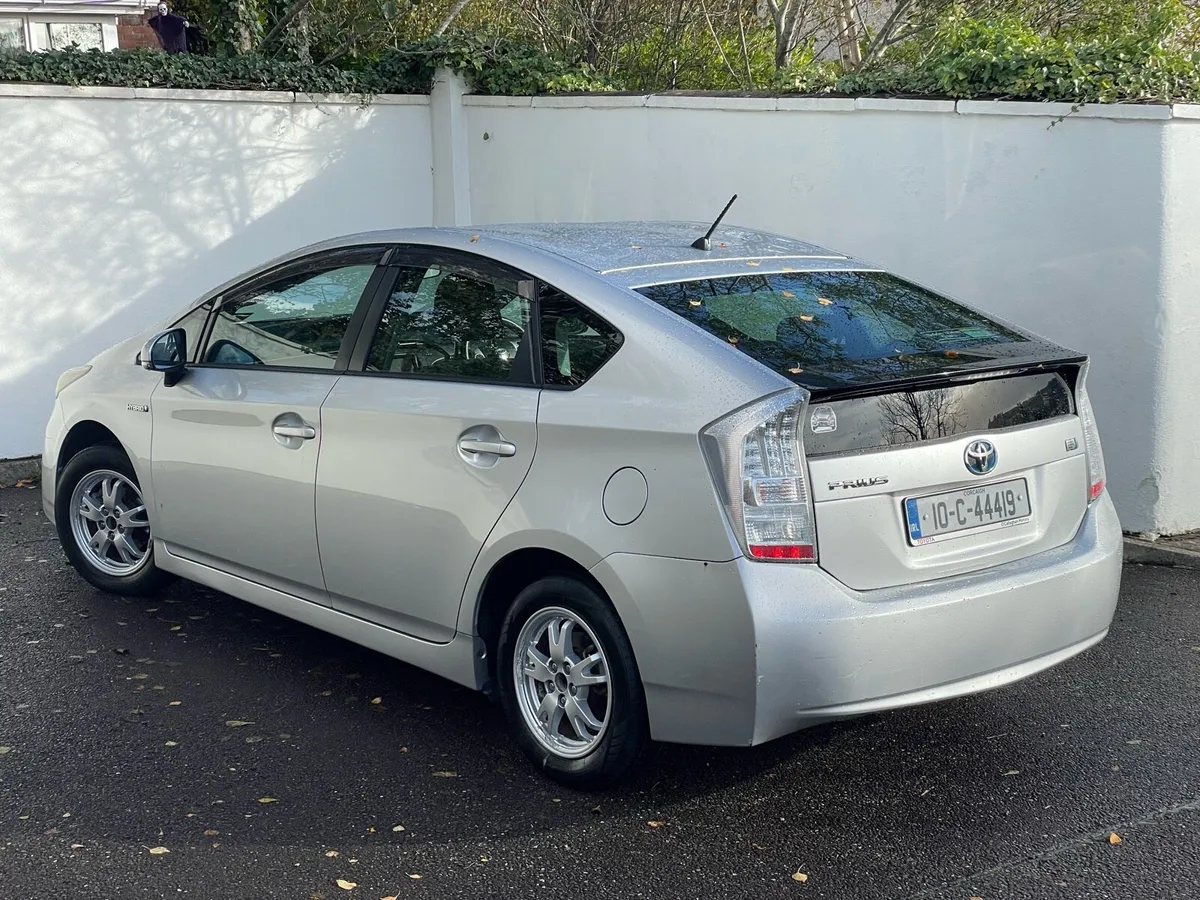 Toyota Prius *V LOW KILOMETRES* - Image 4