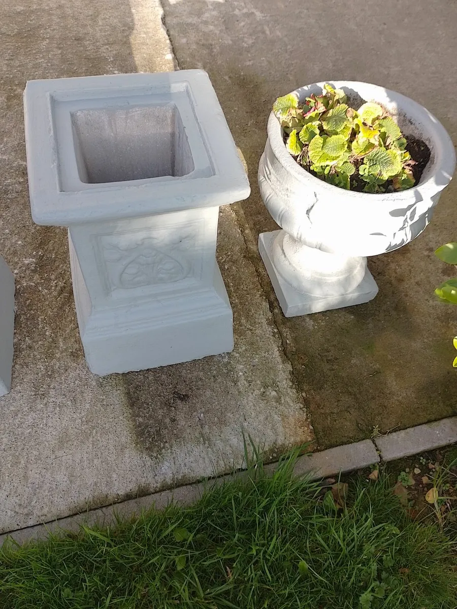 VINTAGE  MATCHING PAIR CONCRETE URNS AND PEDESTALS - Image 2
