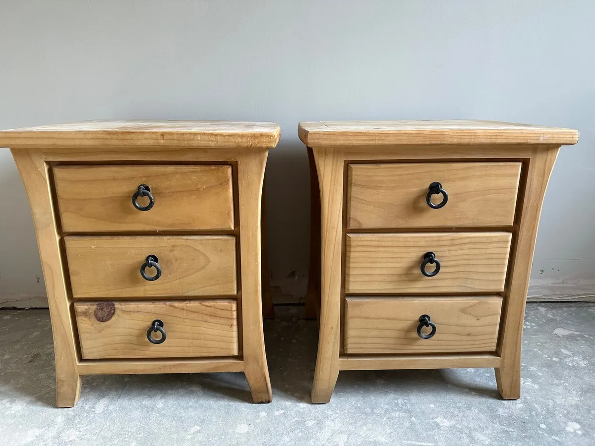 2 Bedside tables/Lockers