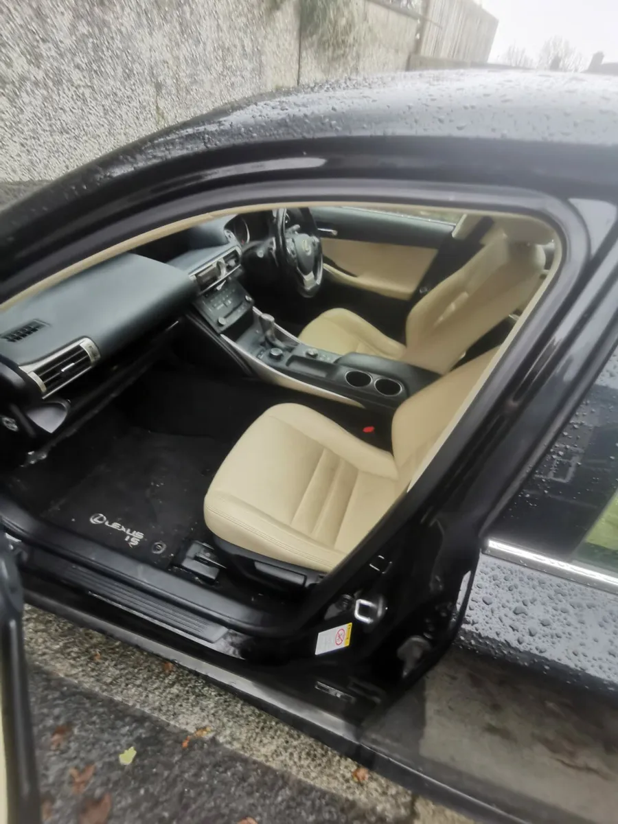 2016 lexus is300h - Image 2