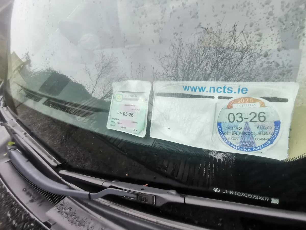 2016 lexus is300h - Image 4