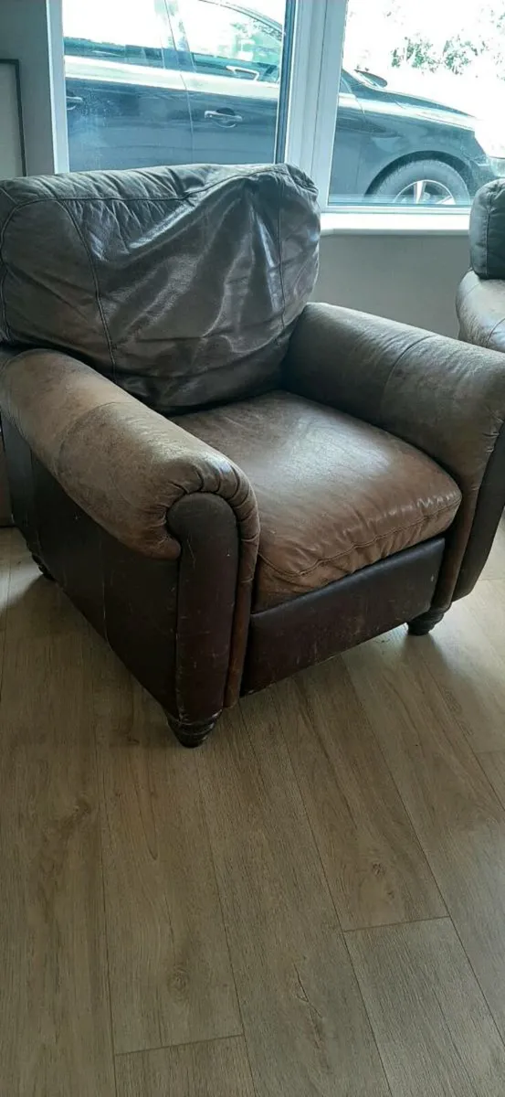 FREE leather Suite - Image 1