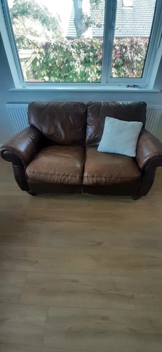 FREE leather Suite - Image 3