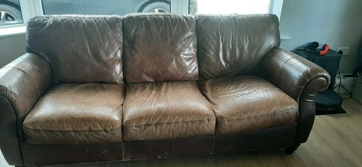 FREE leather Suite - Image 4