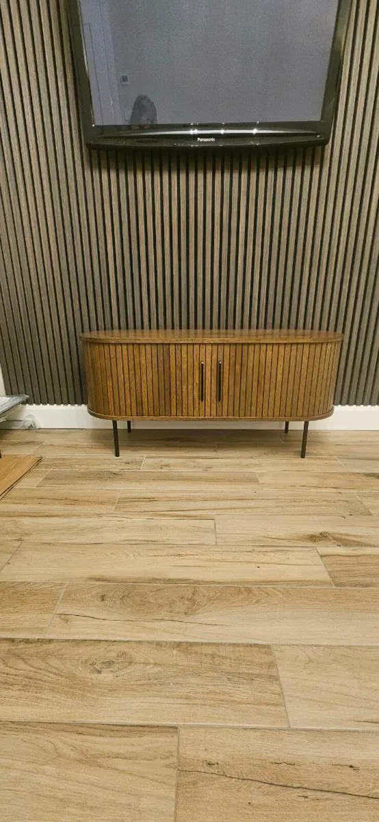 Like new mirror lamp and cabinet - Image 2