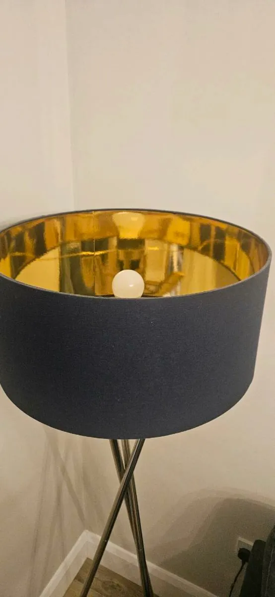 Like new mirror and  lamp - Image 4