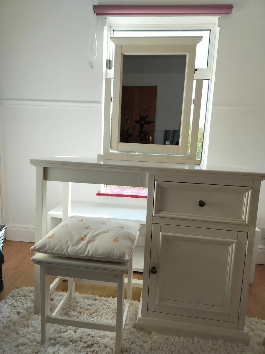 Dressing table with mirror - Image 1