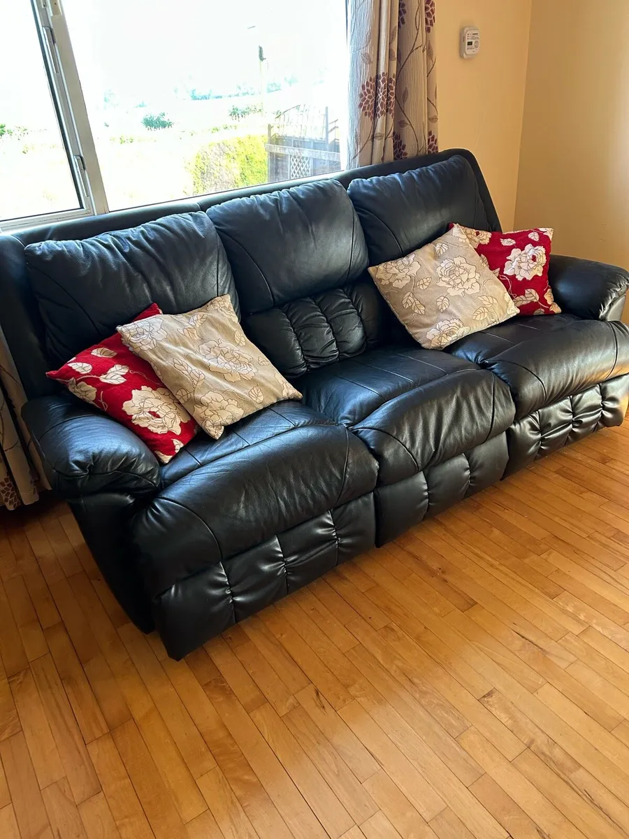 Reclining leather sofa and 2 armchairs - Image 1