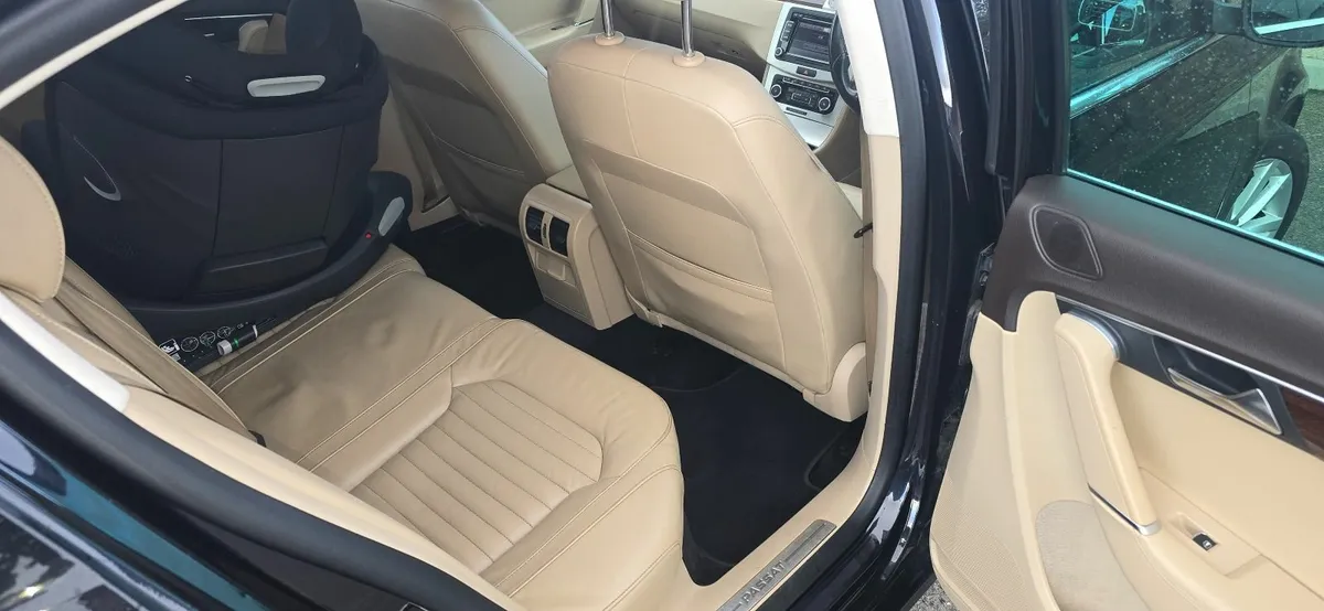 Volkswagen Passat 2012 - Image 2