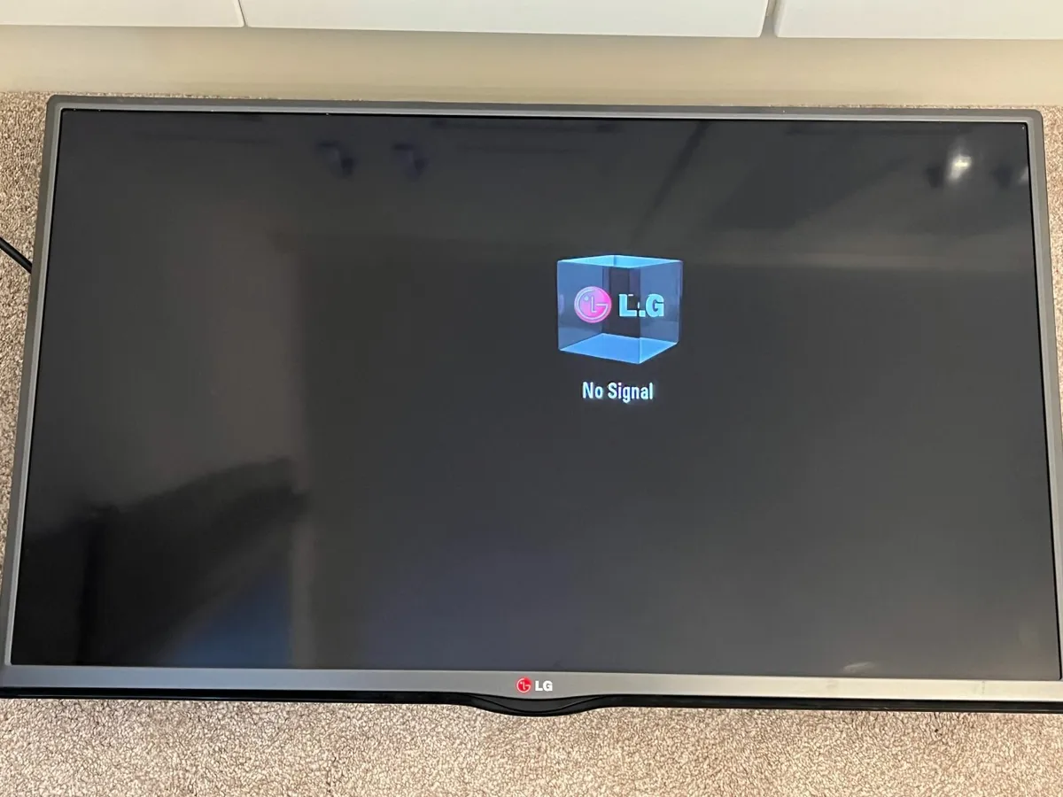 32" LG TV with Wall Mounted Bracket - Image 2