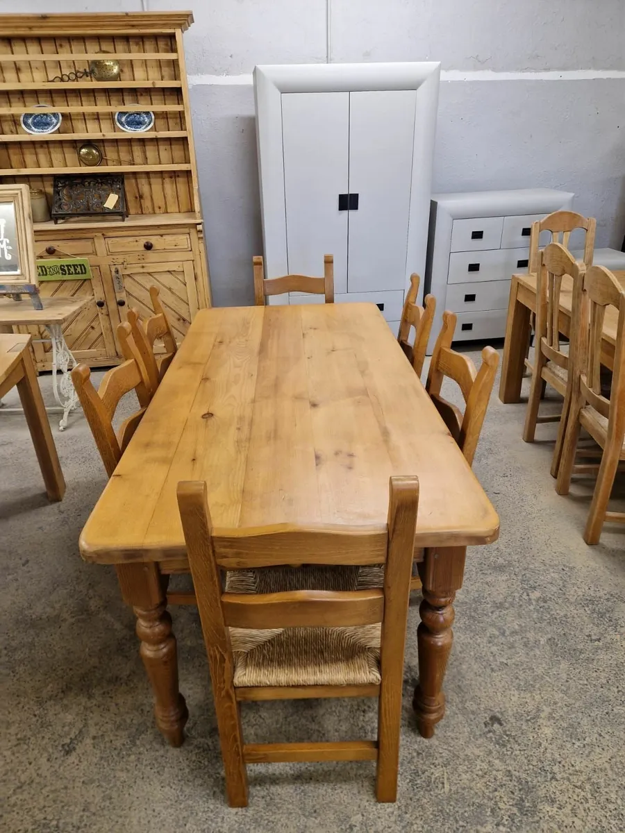 Vintage pine farmhouse table, 6 chairs - Image 2