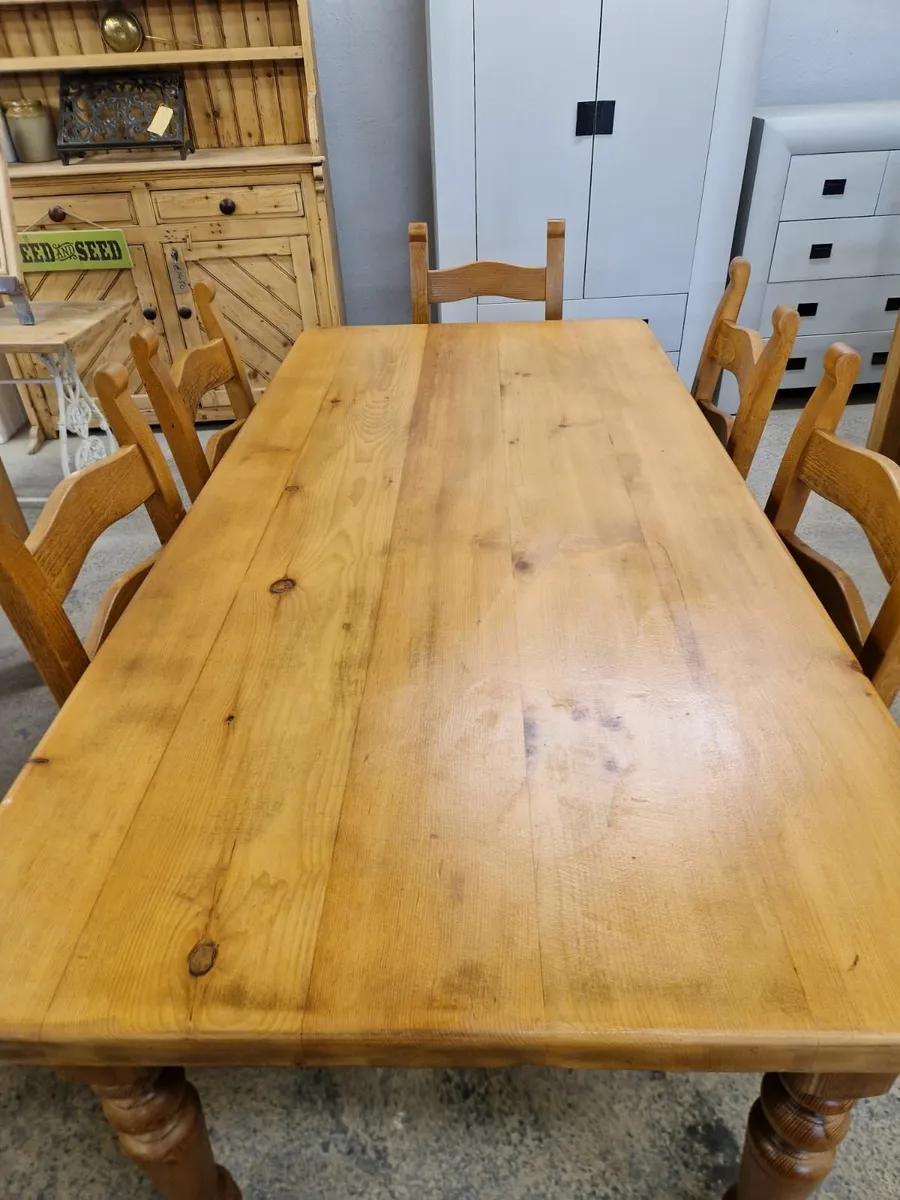 Vintage pine farmhouse table, 6 chairs - Image 3