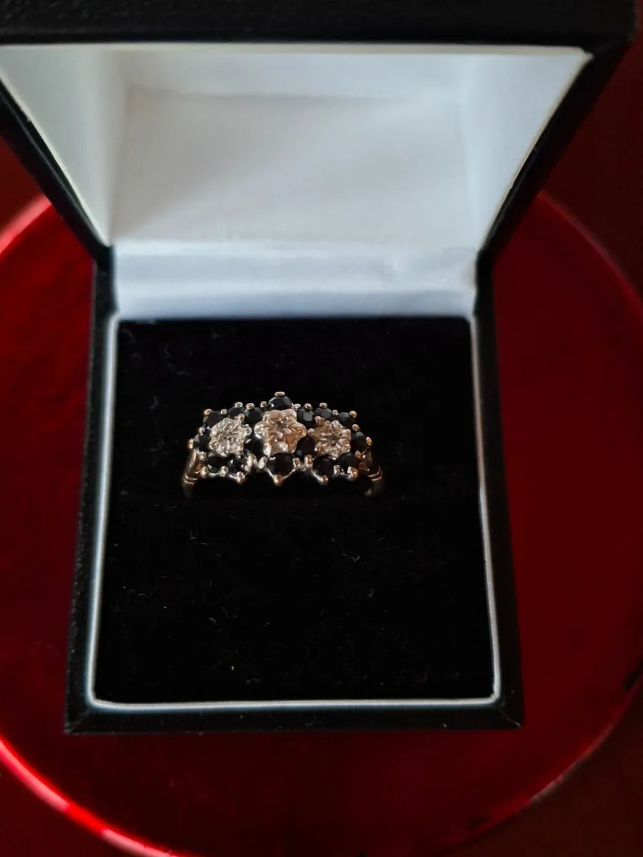 Exquisite 9ct Gold Sapphire & Diamond Cluster Ring - Image 2