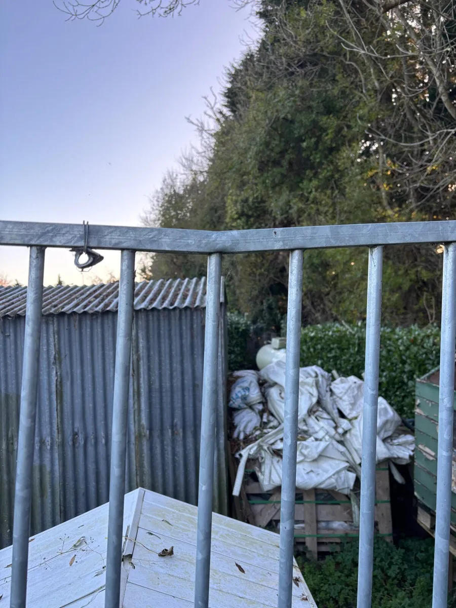 9ft x 9ft Dog Enclosure and 4ft x 3ft Kennel - Image 2