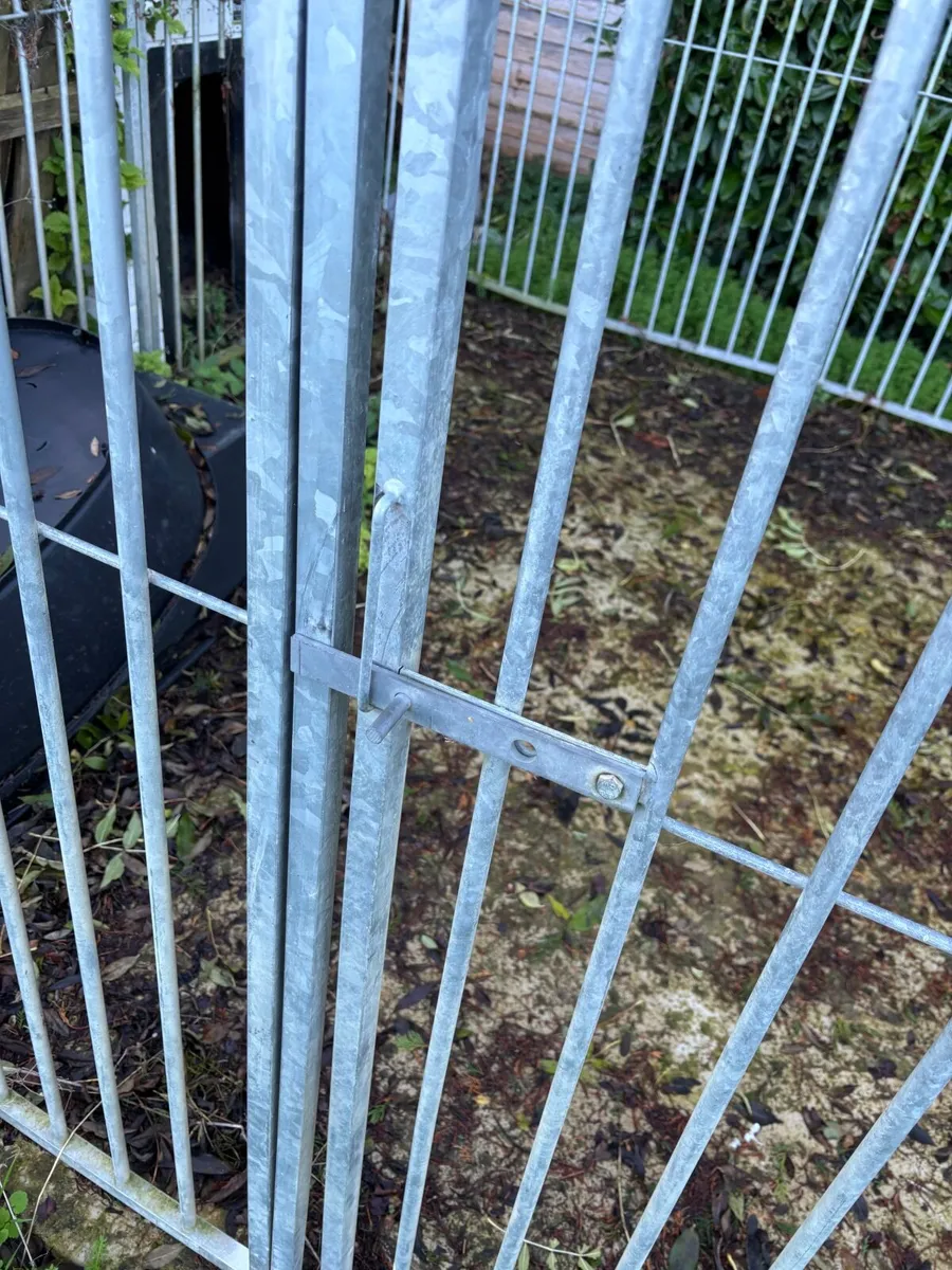 9ft x 9ft Dog Enclosure and 4ft x 3ft Kennel - Image 4