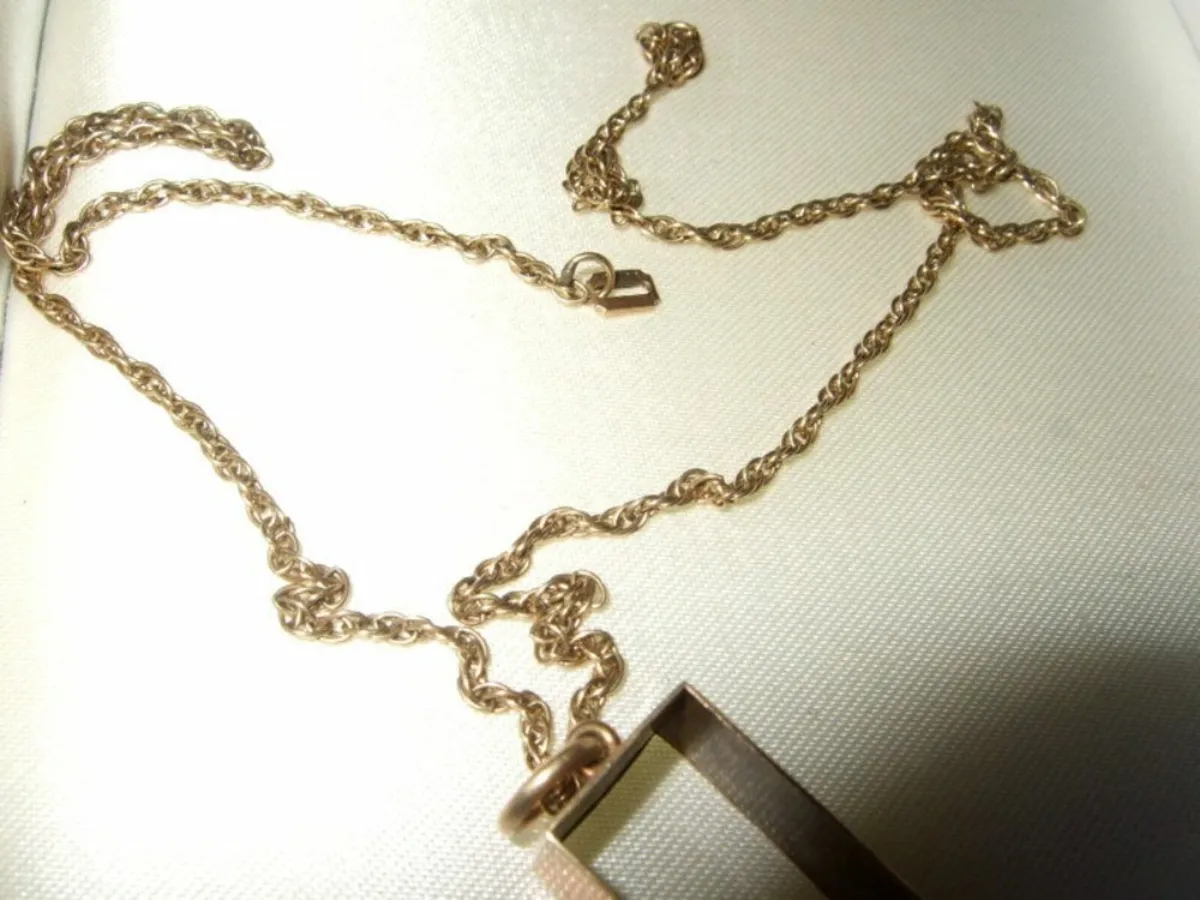 Vintage Hallmarked 9ct Gold Pendant & Chain - Image 2
