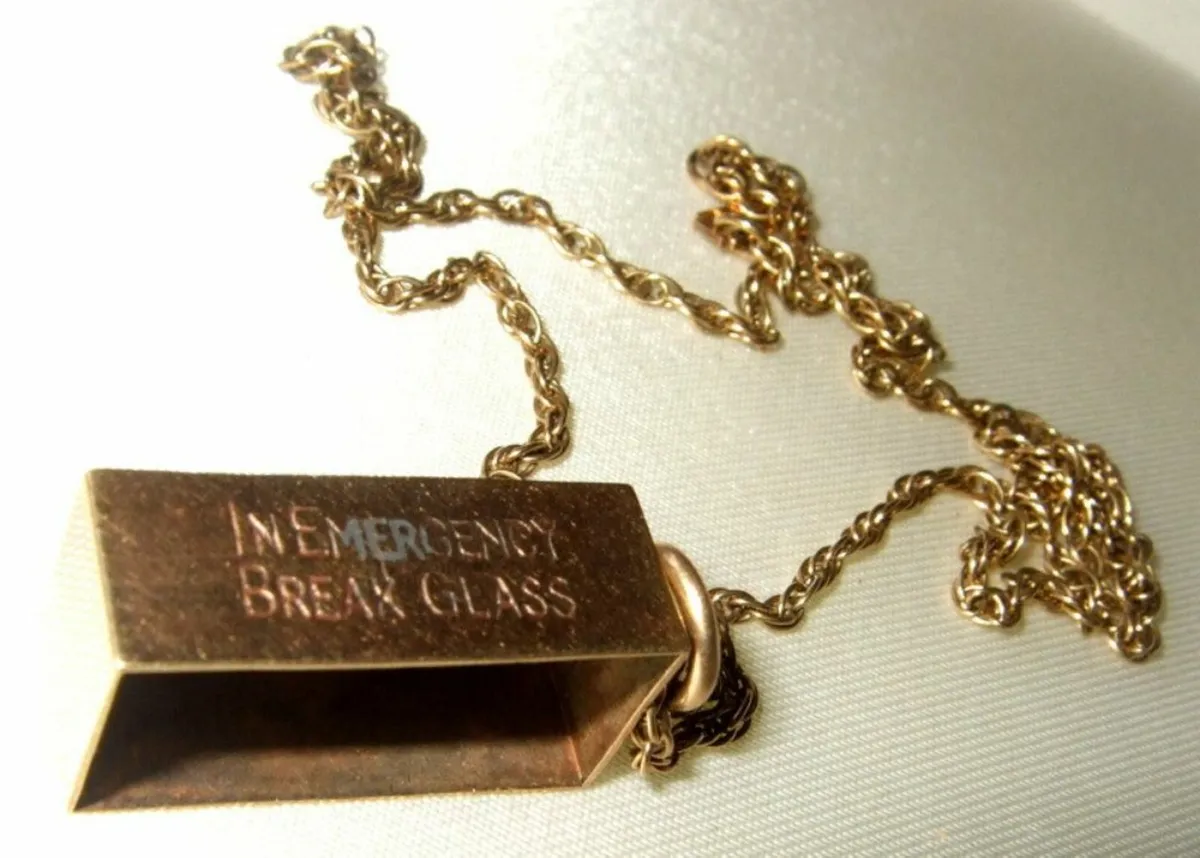 Vintage Hallmarked 9ct Gold Pendant & Chain - Image 1