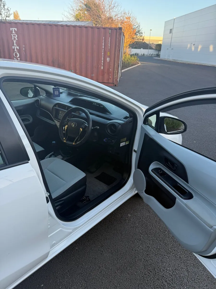 Automatic Toyota Aqua - Image 3
