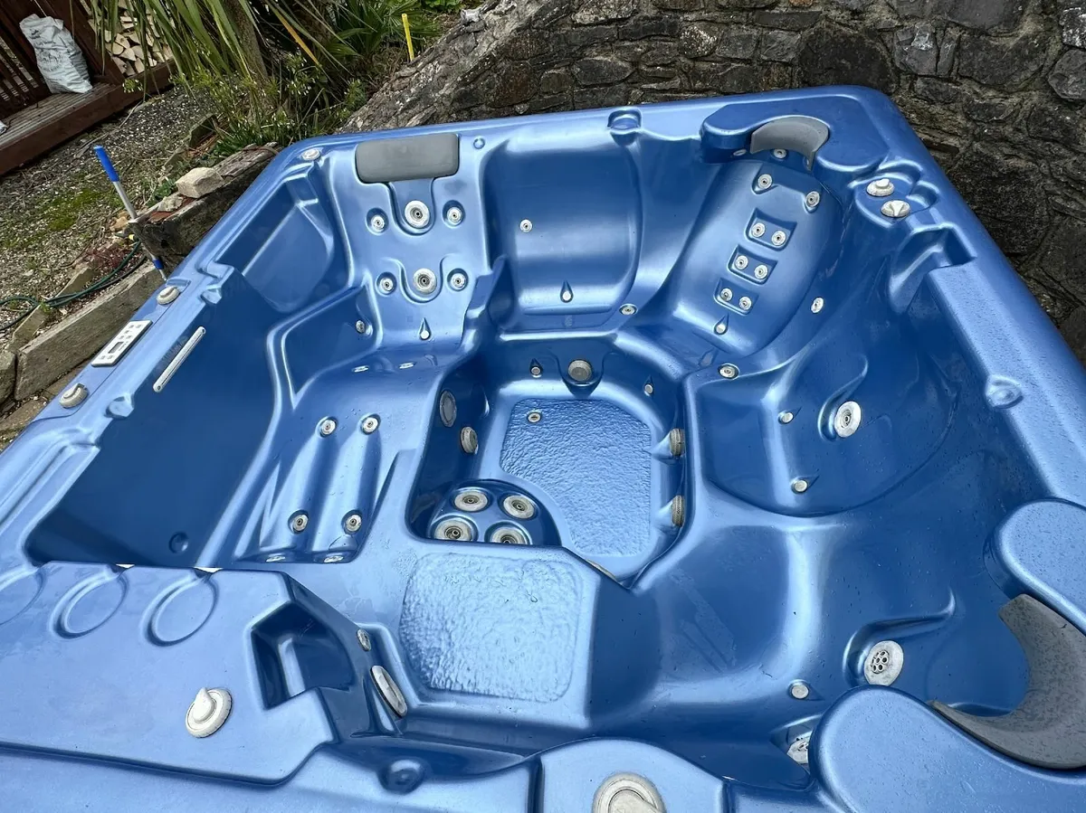 6–7 Person Outdoor Hot Tub – €350 ONO - Image 3