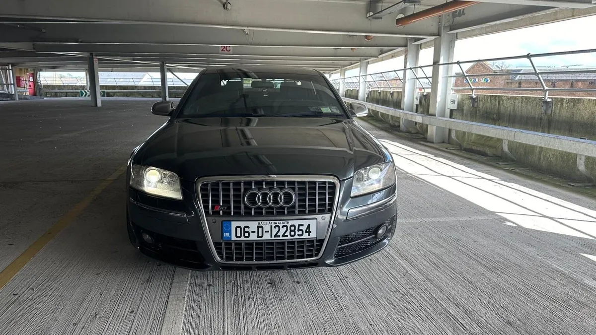 Audi S8 V10 - Image 1