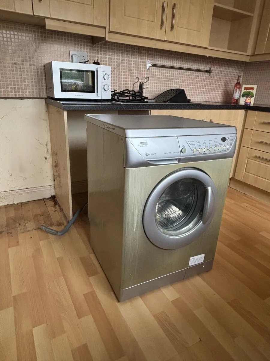 Fridge/freezer, washer/dryer & microwave - Image 2