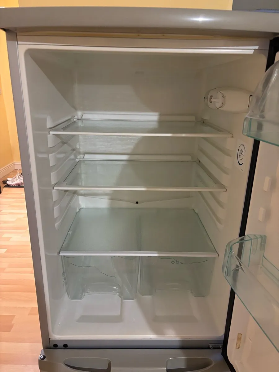 Fridge/freezer, washer/dryer & microwave - Image 3