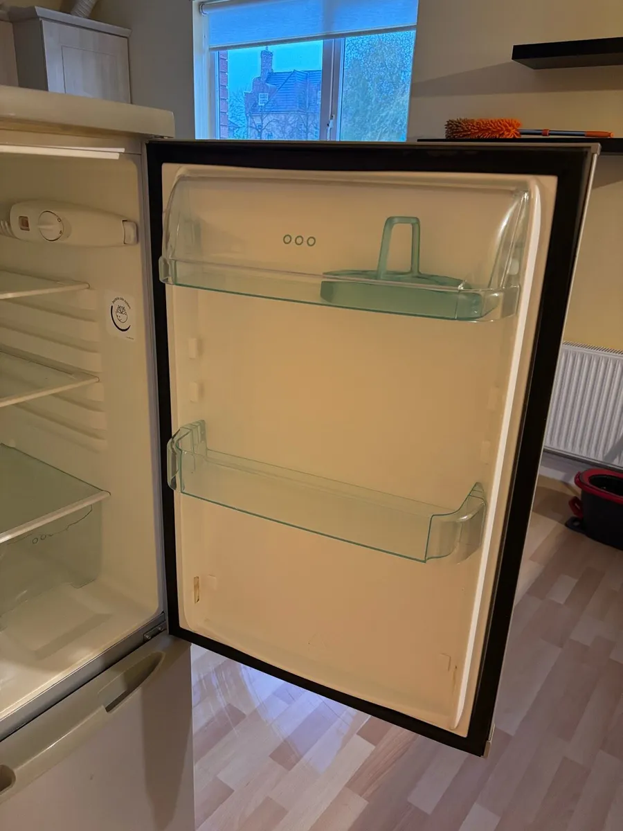 Fridge/freezer, washer/dryer & microwave - Image 4