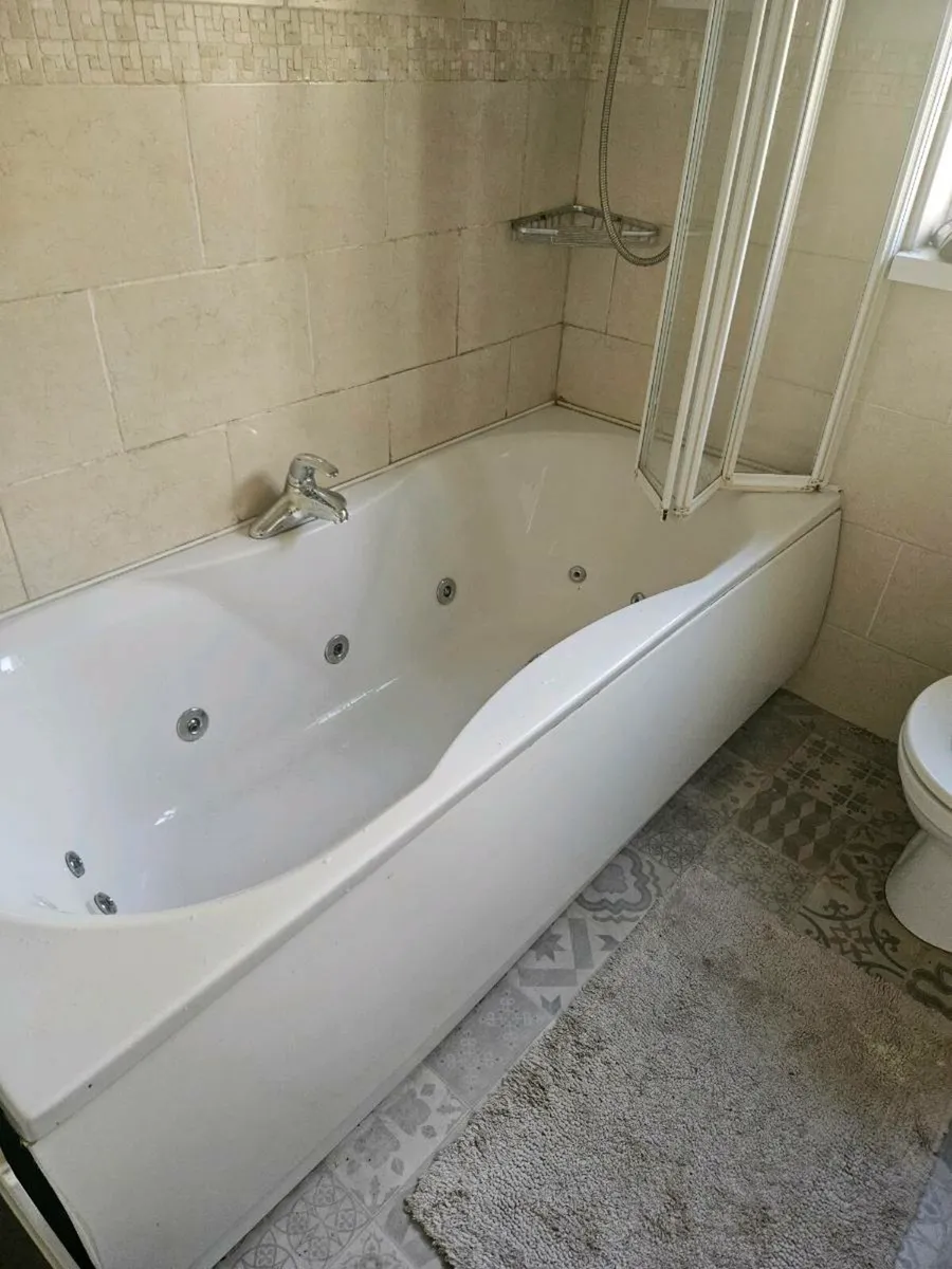 Bathroom suite jacuzzi bath - Image 1