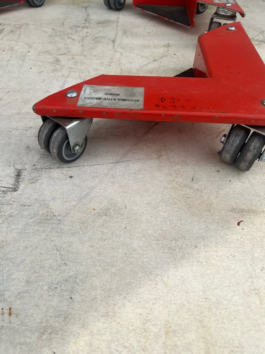 Machine skates total weight five tonne. - Image 2