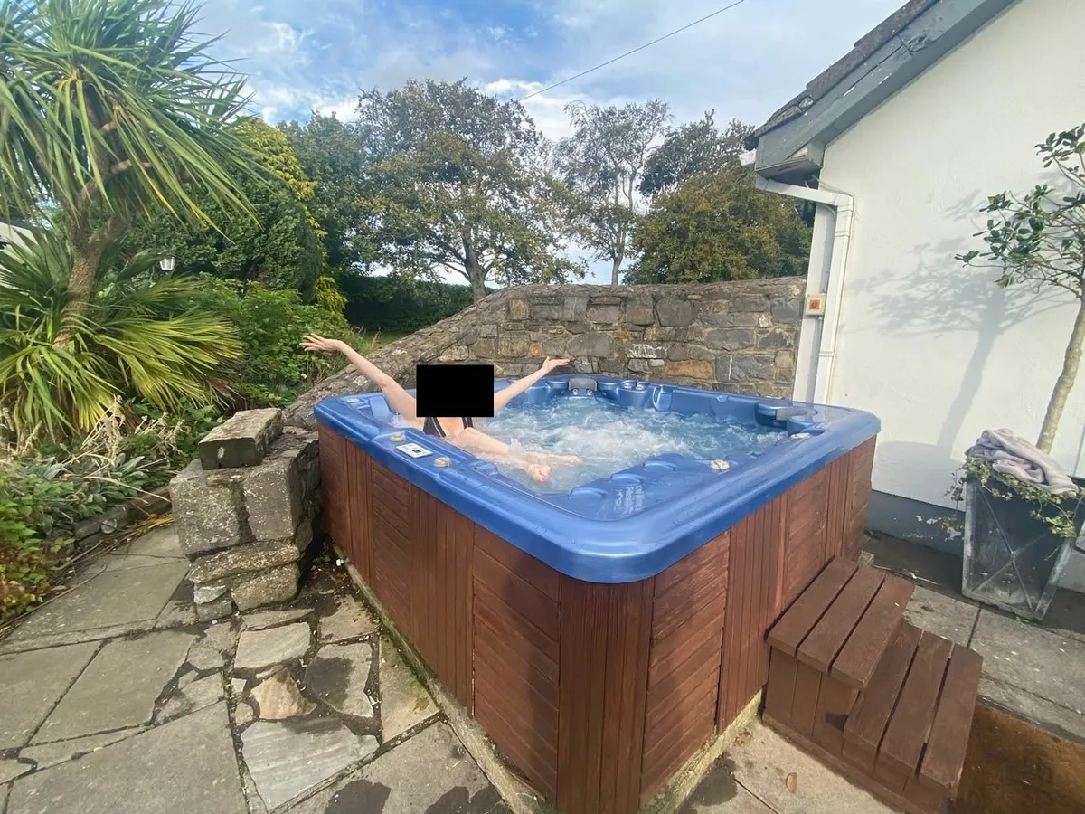 6–7 Person Outdoor Hot Tub – €350 ONO - Image 1