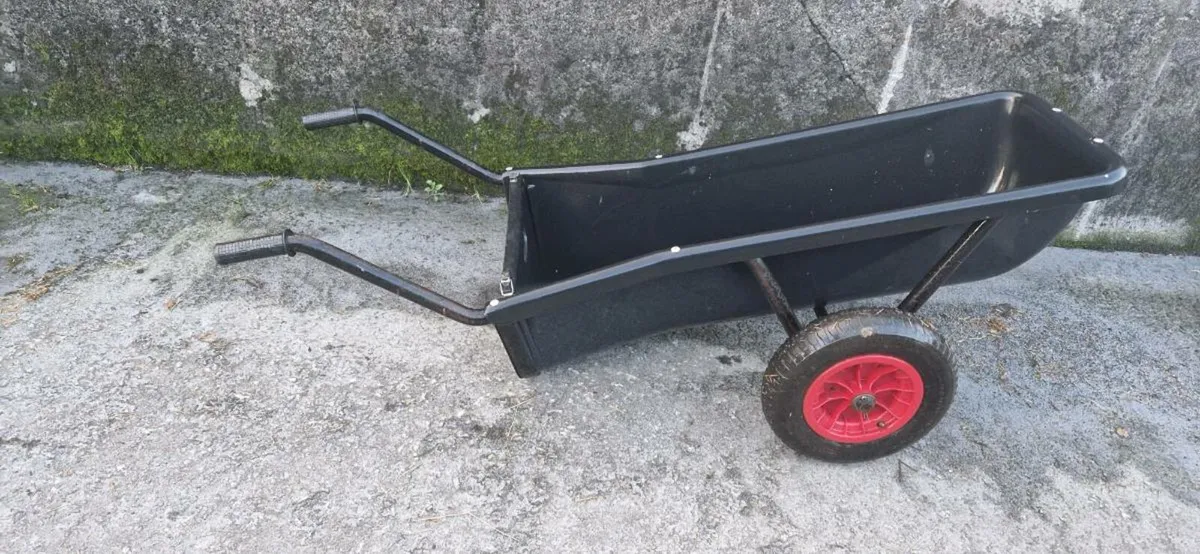 Calf barrow and calf de-horning crate - Image 1