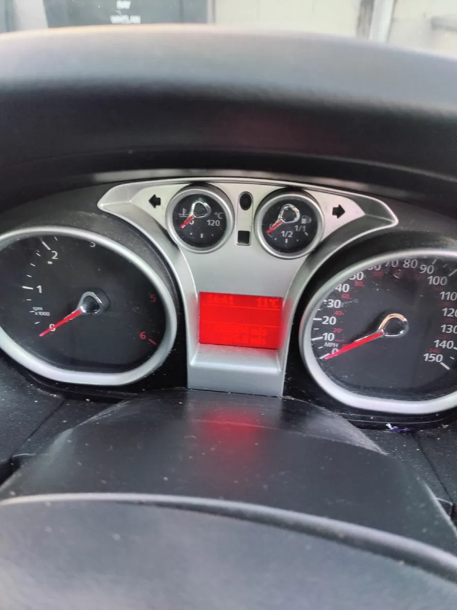 Ford Focus 2010 - Image 2