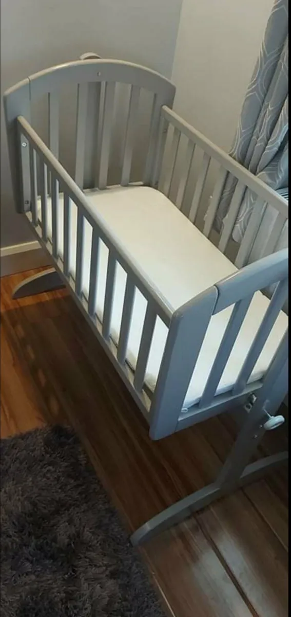 Childs crib and mattress - Image 2