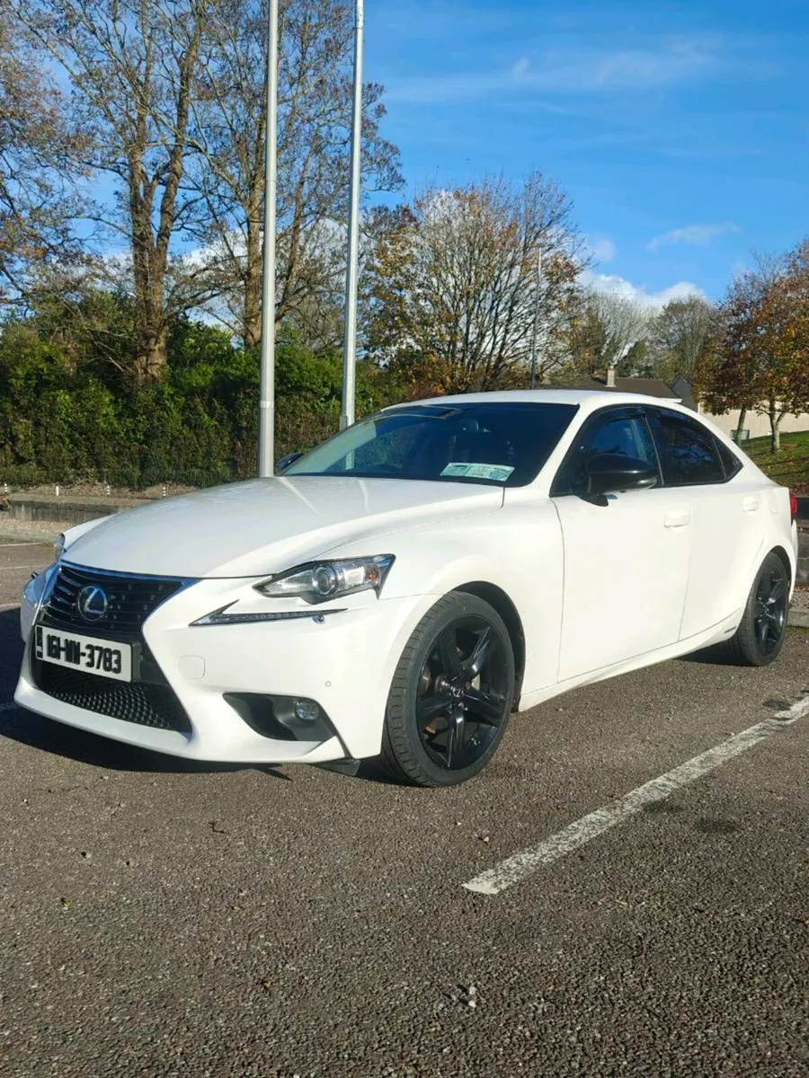 Lexus IS300h - Image 1