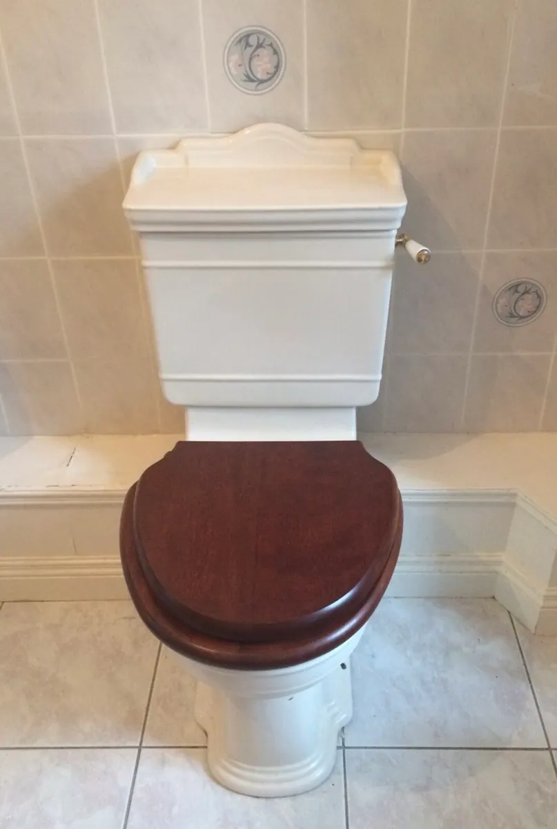 Toilet with matching basin - Image 1