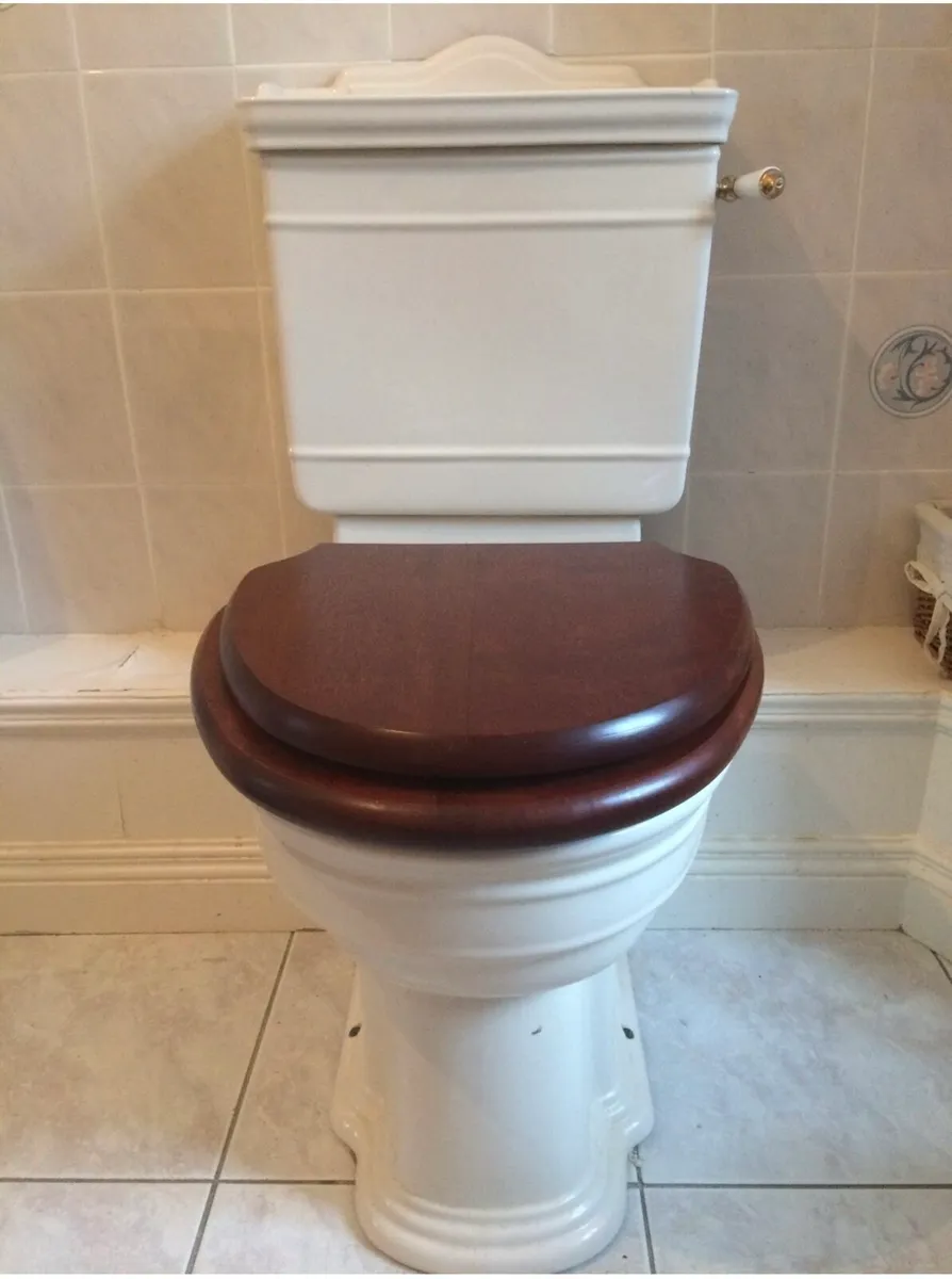 Toilet with matching basin - Image 2
