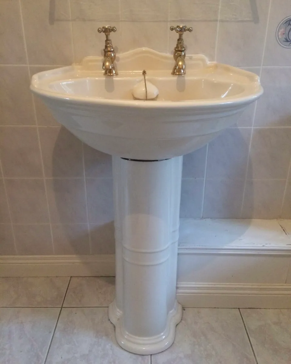 Toilet with matching basin - Image 3