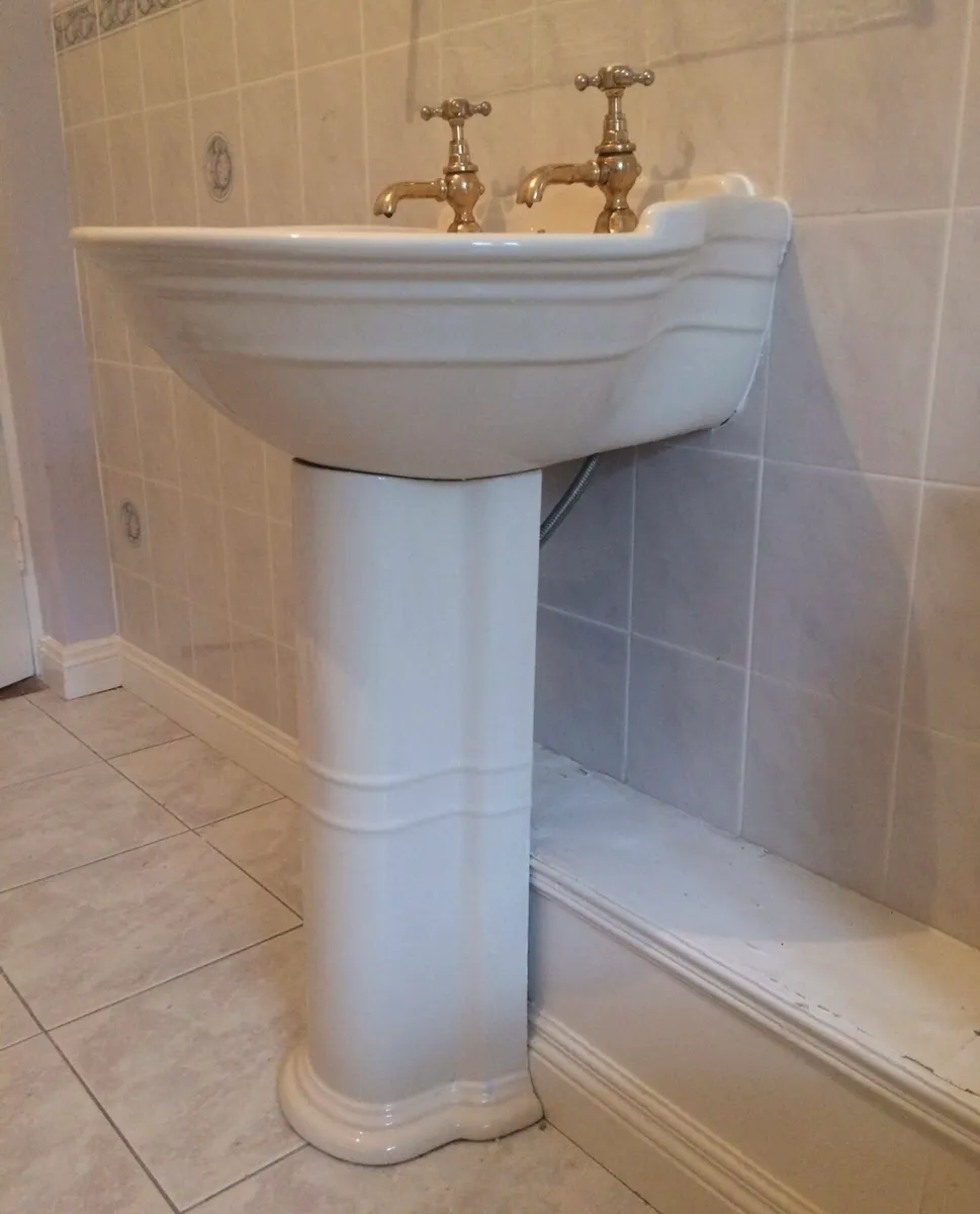 Toilet with matching basin - Image 4