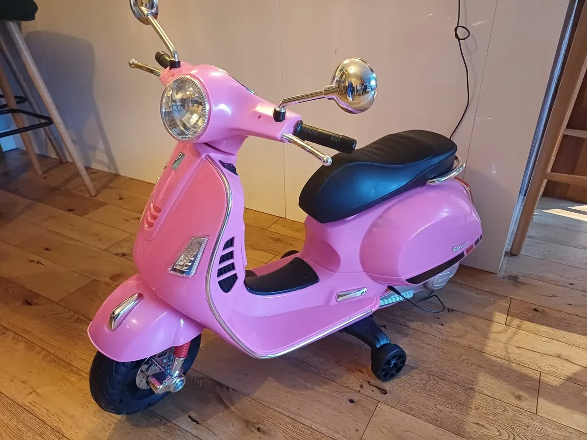 Pink Electric Vespa - Image 2