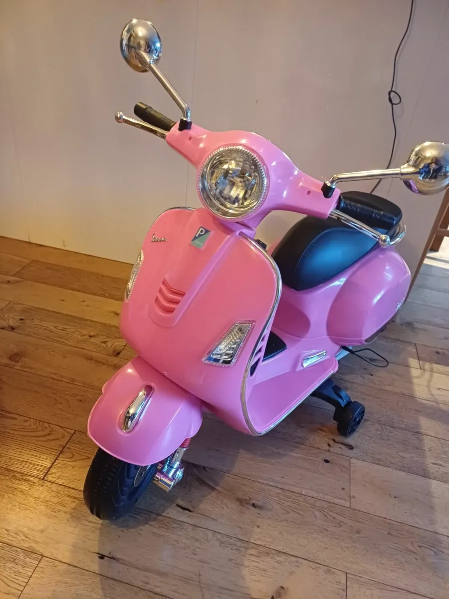 Pink Electric Vespa - Image 4
