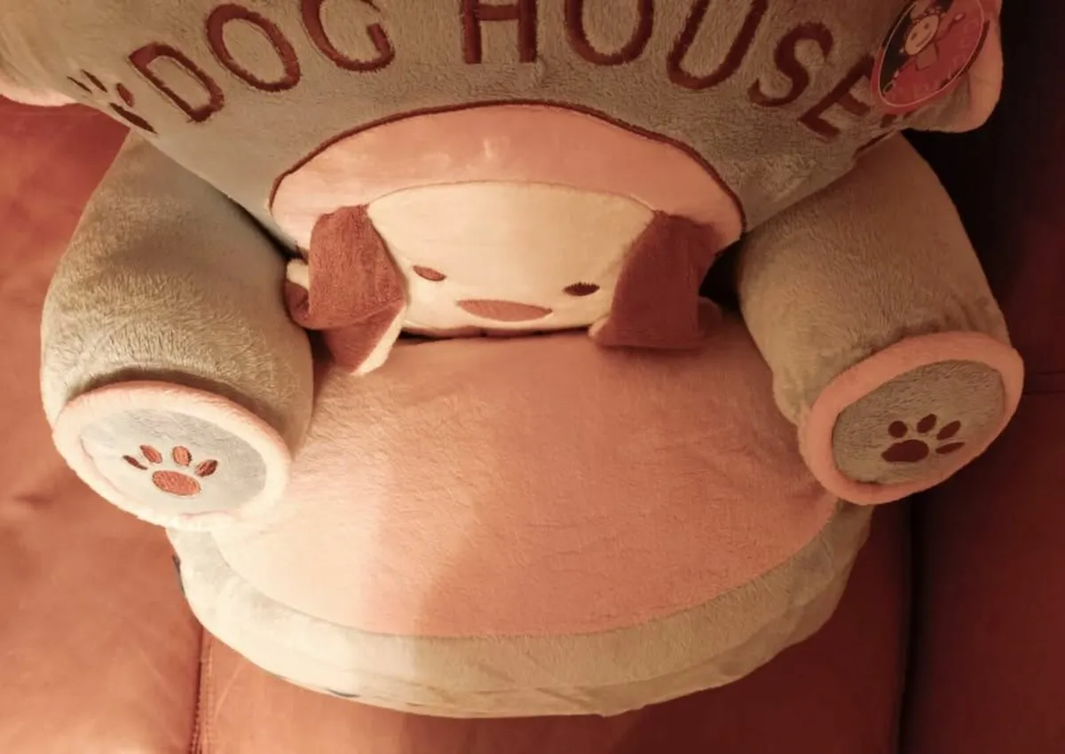 DOG HOUSE CHILD'S CHAIR (BRAND NEW). - Image 2