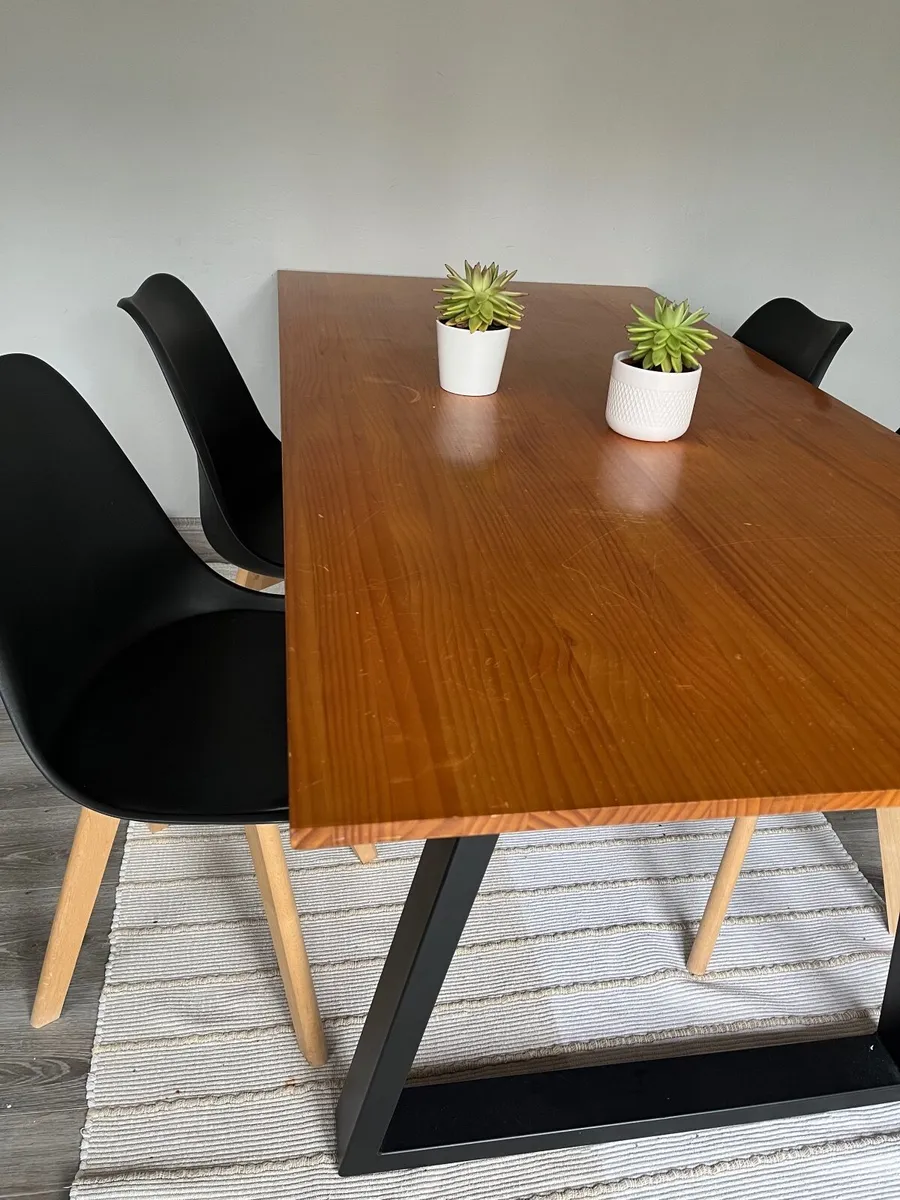 Kitchen Table with 4 leather chairs - Image 1