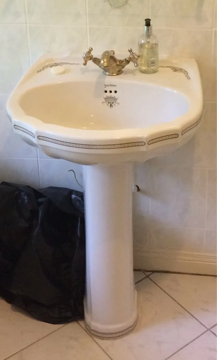 Toilet and matching basin white with design - Image 1